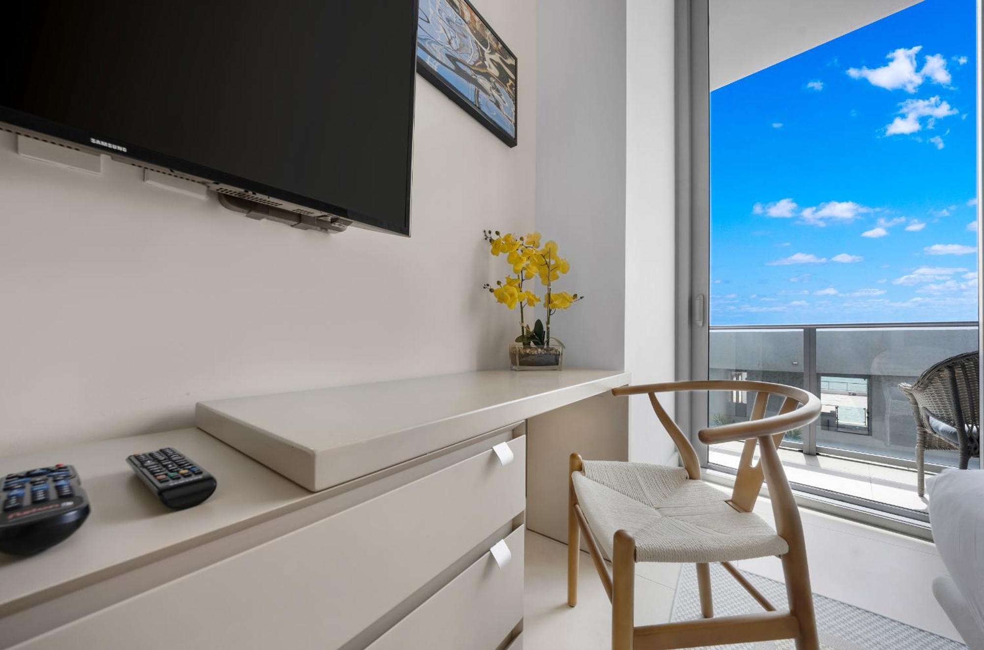 Wake Up To The Sound Of Waves In A Stylish Condo In A Luxury Resort Hollywood Exteriör bild